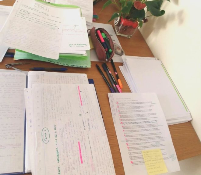 Mi mesa de estudio en 2019, llena de temas subrayados, apuntes y rotuladores